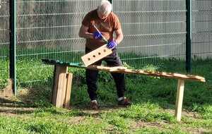 Philou, c’est le seul gars capable de transformer une simple couche de peinture en épopée héroïque.