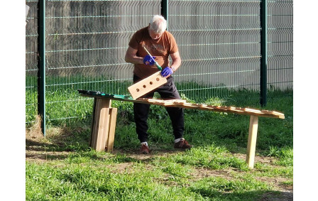 Philou, c’est le seul gars capable de transformer une simple couche de peinture en épopée héroïque.